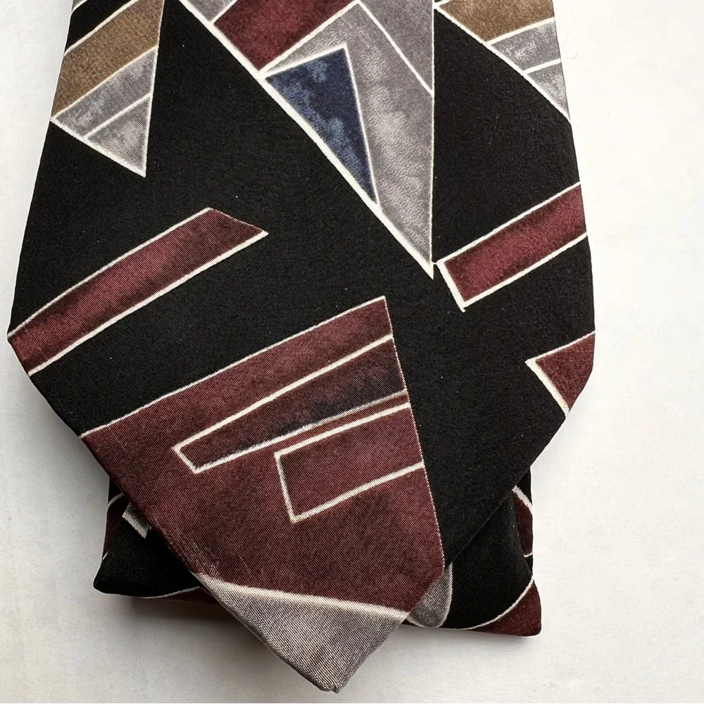PIERRE CARDIN all silk neck tie Made in USA Black‎ geometric design In Colors